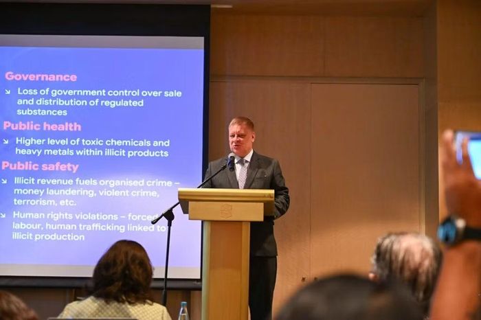 Ông Chris Humphrey, Giám đốc Điều hành EU-ABC đánh giá buôn lậu thuốc lá đang đe dọa động lực tăng trưởng kinh tế, mục tiêu y tế công cộng và an ninh của khu vực ASEAN.