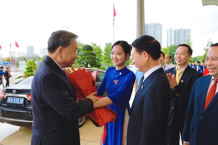 Xuân từng là đại diện sinh viên Học viện Công nghệ Bưu chính Viễn thông, vinh dự được trao tặng bó hoa tươi thắm đến Tổng Bí thư, Chủ tịch nước Tô Lâm trong Lễ kỷ niệm 80 năm ngành Bưu chính Viễn thông.