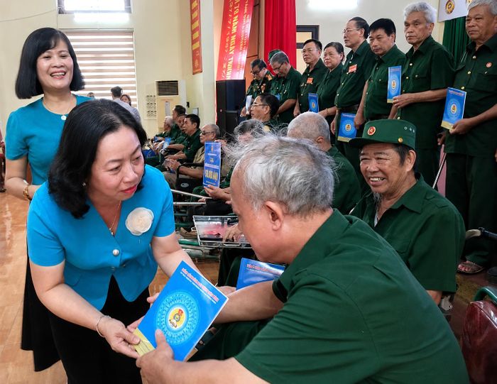 Bà Thái Thu Xương, Phó Chủ tịch Tổng Liên đoàn Lao động Việt Nam tặng quà thương binh, bệnh binh tại Trung tâm Điều dưỡng người có công tỉnh Phú Thọ, ngày 22-7. Ảnh: HOÀI VŨ 