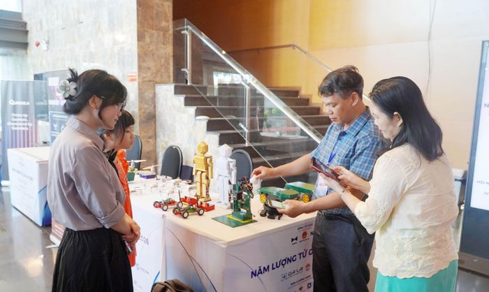  Bạn trẻ, người dân thích thú với mô hình STEM tích hợp AI 