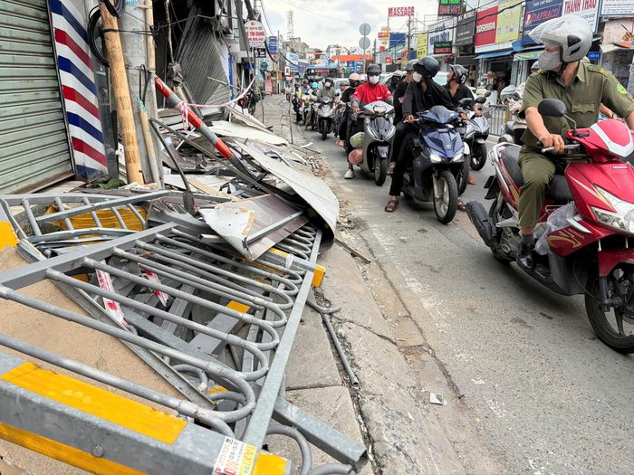  Dải phân cách thép giữa hai làn đường bị tông hư hỏng. Ảnh: HỮU TÂM 