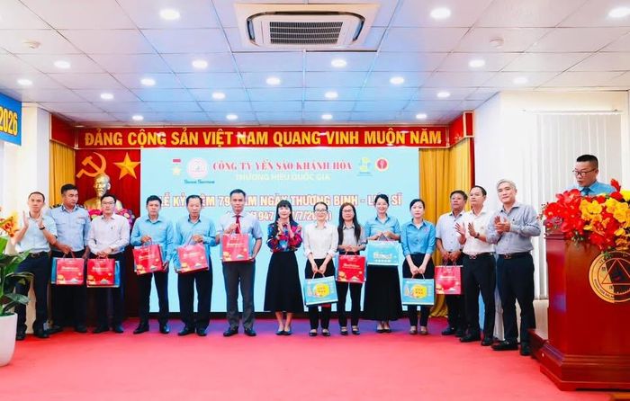  Tổng kinh phí thực hiện đợt tri ân này lên đến hơn 500 triệu đồng. Trong ảnh, Ban lãnh đạo Công ty tặng quà cho gia đình chính sách, thương binh, liệt sĩ 