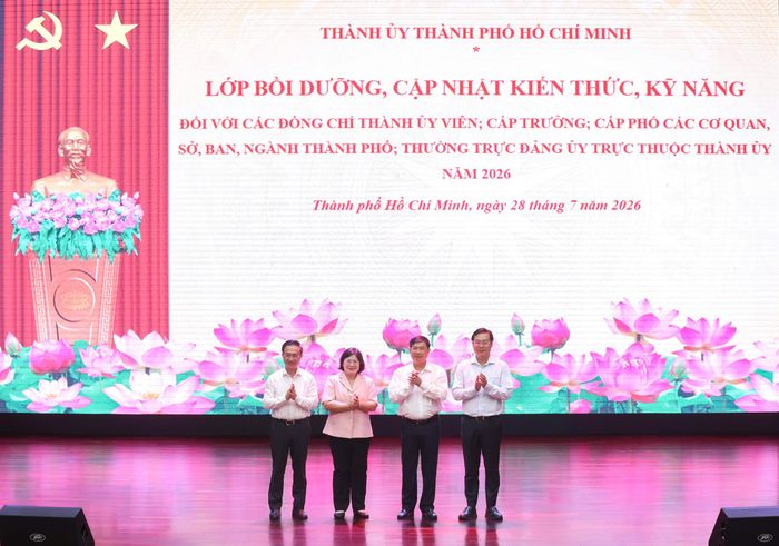  Các đồng chí: Lê Quốc Phong, Đặng Minh Thông, Văn Thị Bạch Tuyết cùng GS-TS Trần Vi Dân chụp hình lưu niệm. Ảnh: HOÀNG TRIỀU 