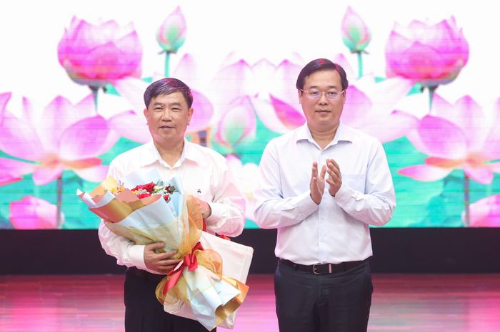  Phó Bí thư Thường trực Thành ủy TPHCM Lê Quốc Phong tặng hoa đến GS-TS Trần Vi Dân, báo cáo viên báo cáo chuyên đề đầu tiên: “Phát huy giá trị ‘Bốn kiên định’ trong xây dựng và phát triển TPHCM trong kỷ nguyên mới”. Ảnh: HOÀNG TRIỀU 