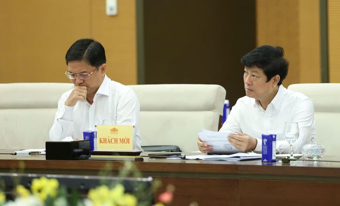 Chủ tịch HĐND TPHCM Võ Văn Minh (phải); Phó Chủ tịch UBND TPHCM Nguyễn Mạnh Cường dự họp. Ảnh: QUANG PHÚC 