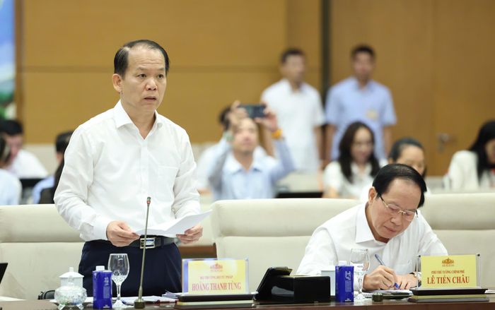  Bộ trưởng Bộ Tư pháp Hoàng Thanh Tùng trình bày dự luật. Ảnh: QUANG PHÚC 