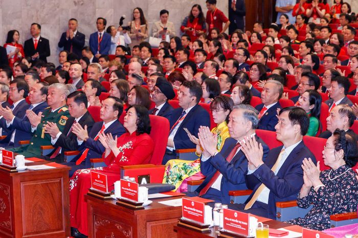  Tổng Bí thư, Chủ tịch nước Tô Lâm và các đồng chí lãnh đạo, các đại biểu dự Đại hội đại biểu toàn quốc Hội Chữ thập đỏ Việt Nam lần thứ XII. Ảnh: VIẾT CHUNG 