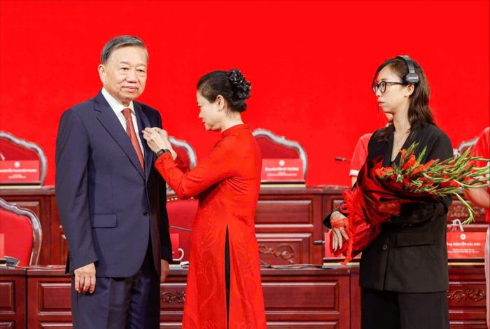  Tổng Bí thư, Chủ tịch nước Tô Lâm được suy tôn giữ cương vị Chủ tịch danh dự Hội Chữ thập đỏ Việt Nam nhiệm kỳ 2026-2031. Ảnh: VIẾT CHUNG 
