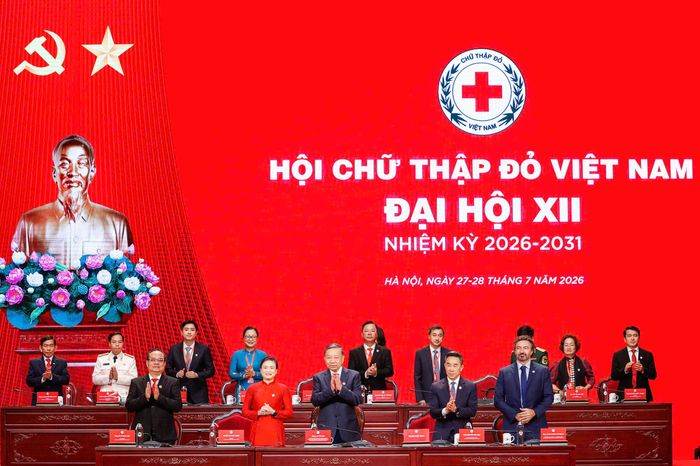  Đoàn Chủ tịch Đại hội Đại biểu toàn quốc Hội Chữ thập đỏ Việt Nam lần thứ XII. Ảnh: VIẾT CHUNG 