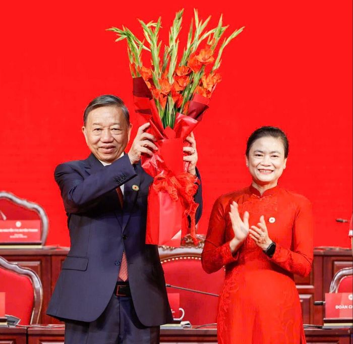  Lãnh đạo Hội Chữ thập đỏ Việt Nam tặng hoa chúc mừng Tổng Bí thư, Chủ tịch nước Tô Lâm được suy tôn làm Chủ tịch danh dự Hội Chữ thập đỏ Việt Nam nhiệm kỳ 2026-2031. Ảnh: VIẾT CHUNG 