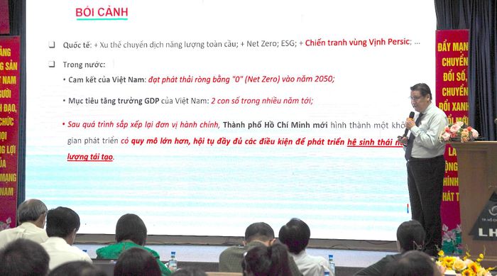  PGS. TS Lê Hoài Quốc, Chủ tịch Hội Tự động hóa TPHCM trình bày tham luận tại hội thảo. QUANG HUY 