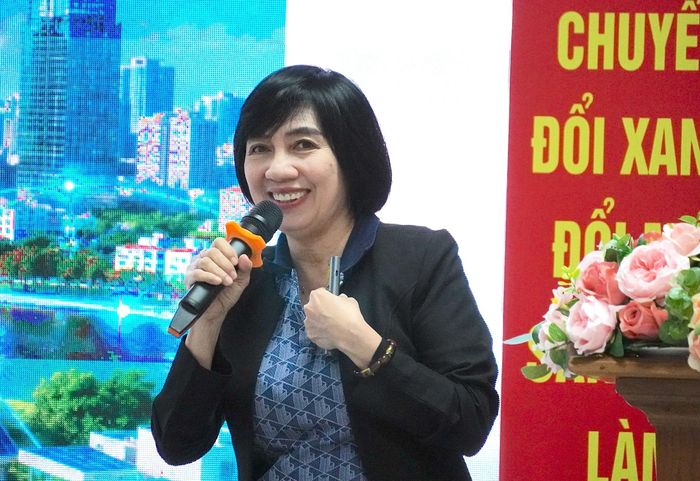  PGS.TS Nguyễn Thị Thanh Phương, Viện trưởng, Viện Công nghiệp Môi trường trình bày tham luận tại hội thảo. QUANG HUY 