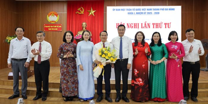 Đồng chí Nguyễn Đình Vĩnh, Chủ tịch Ủy ban MTTQ Việt Nam TP Đà Nẵng nhiệm kỳ 2025-2030 nhận hoa chúc mừng từ lãnh đạo TP Đà Nẵng 
