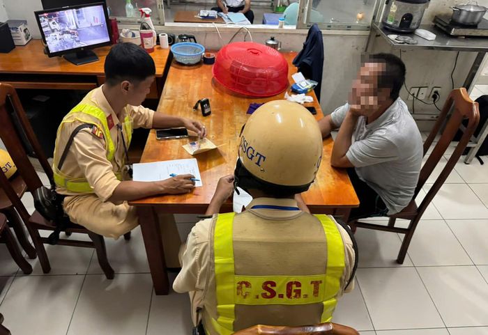  Lực lượng chức năng lập biên bản vụ việc để xử lý theo quy định. Ảnh: HỮU TÂM 