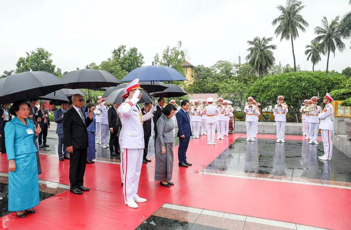  Chủ tịch Quốc hội Campuchia Samdech Khuon Sudary viếng Đài tưởng niệm các Anh hùng Liệt sĩ trên đường Bắc Sơn. Ảnh: QUANG PHÚC 