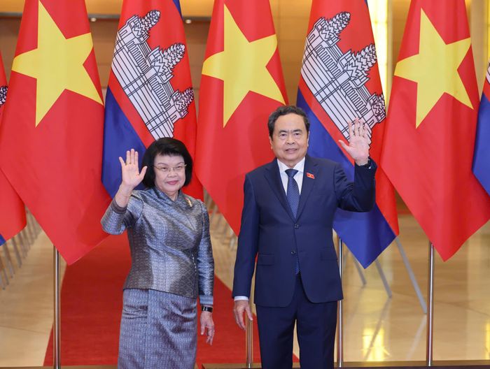  Chủ tịch Quốc hội Trần Thanh Mẫn và Chủ tịch Quốc hội Campuchia Samdech Khuon Sudary tại lễ đón chính thức. Ảnh: QUANG PHÚC 