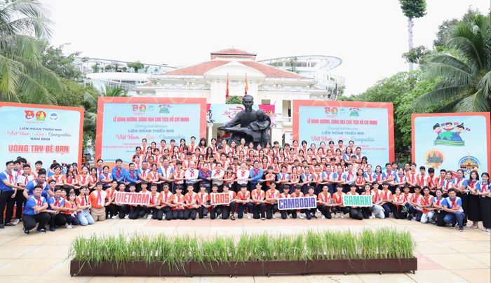  Các đại biểu chụp ảnh lưu niệm 