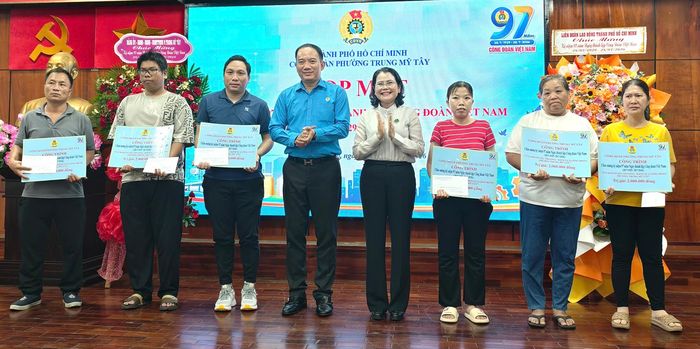  Công đoàn phường Trung Mỹ Tây trao tặng 6 “Tài khoản yêu thương - Điểm tựa Công đoàn” cho đoàn viên, người lao động có hoàn cảnh đặc biệt. Ảnh: NGUYỄN TÂN 