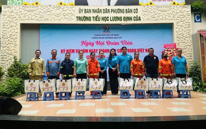  Phường Bàn Cờ trao quà đến công nhân, người lao động khó khăn. Ảnh: THÁI PHƯƠNG 