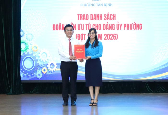  Công đoàn phường Tân Định trao danh sách đoàn viên công đoàn ưu tú đến Đảng ủy phường. Ảnh: THÁI PHƯƠNG 