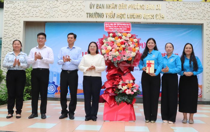  Đại diện phường Bàn Cờ chúc mừng Công đoàn phường nhân ngày kỷ niệm. Ảnh: THÁI PHƯƠNG 