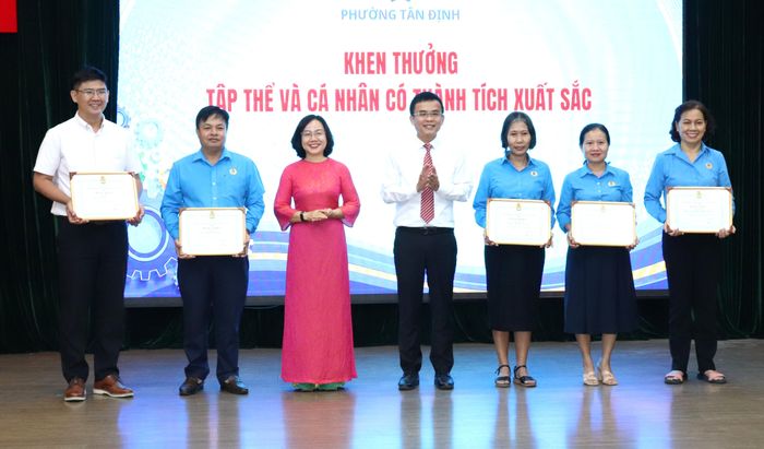  Khen thưởng các tập thể, cá nhân tiêu biểu của Công đoàn phường Tân Định. Ảnh: THÁI PHƯƠNG 