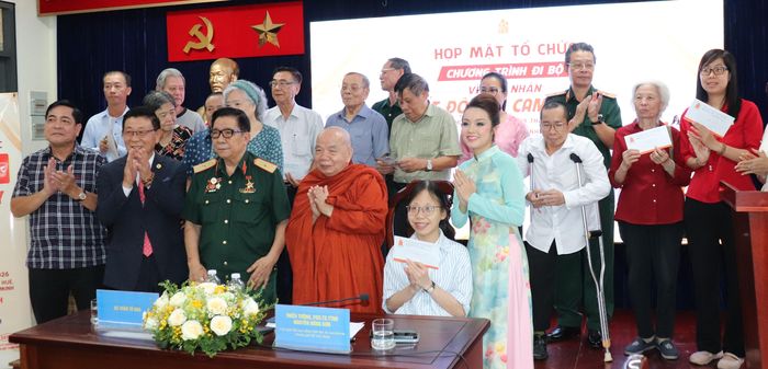  Ban tổ chức tặng quà đến nạn nhân chất độc da cam/dioxin 