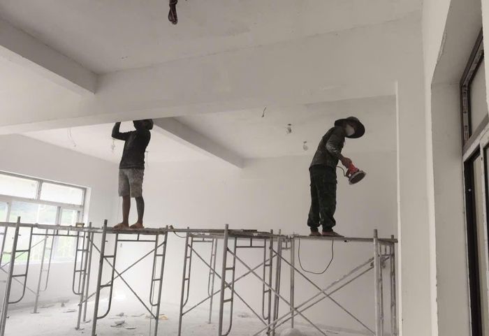  Công nhân thi công hạng mục sơn tại Trường nội trú xã Rờ Kơi. Ảnh: Chủ đầu tư cung cấp 