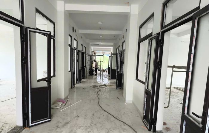  Trường nội trú xã Rờ Kơi đã lắp đặt cửa. Ảnh: Chủ đầu tư cung cấp 