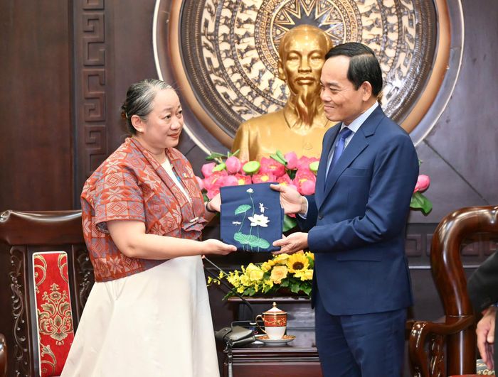  Bí thư Thành ủy TPHCM Trần Lưu Quang trao quà lưu niệm tặng tân Tổng Lãnh sự Philippines tại TPHCM Querobine Deapera Laccay. Ảnh: VIỆT DŨNG 