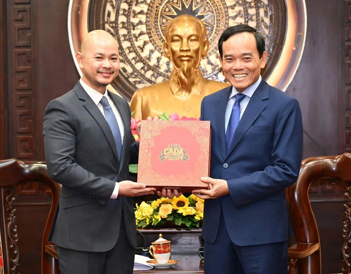  Bí thư Thành ủy TPHCM Trần Lưu Quang trao quà lưu niệm tặng tân Tổng Lãnh sự Campuchia tại TPHCM Luon Bunvadh. Ảnh: VIỆT DŨNG 