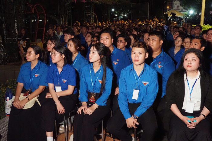  Đoàn viên, thanh niên xem Chương trình “Sao sáng dẫn đường”. Ảnh: HOÀNG HÙNG 