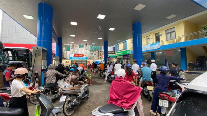  Khách hàng xếp hàng chờ đổ xăng tại cửa hàng xăng dầu gần Nhà thi đấu Hà Đông, sáng 28-7. Cửa hàng này liên tục phải đóng cửa sớm vì hết xăng trong những ngày trước đó. Ảnh: PHÚC HẬU 