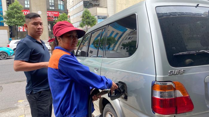  Đại diện các cửa hàng xăng dầu khẳng định không có tình trạng găm hàng mà đang thực sự khan thiếu nguồn cung. Ảnh chụp sáng 28-7 
