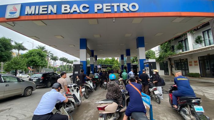  Sáng 28-7, cửa hàng xăng dầu Miền Bắc Petro (khu vực La Cả, phường Dương Nội) mở cửa bán xăng trở lại sau khi đóng cửa sớm vào tối 27-7. Ảnh: PHÚC HẬU 