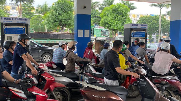  Người mua xăng xếp hàng chờ tại cửa hàng xăng dầu Miền Bắc Petro, trưa 28-7. Ảnh: PHÚC HẬU 