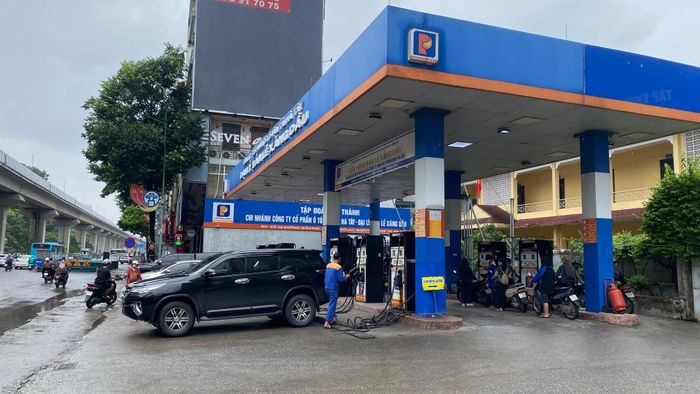  Cửa hàng xăng dầu nhượng quyền của Petrolimex trên đường Trần Phú (đối diện Bến xe Hà Đông cũ) hoạt động bình thường trong sáng 28-7. Ảnh: PHÚC HẬU 