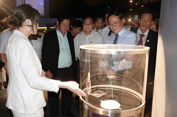  Đại biểu, khách mời tham quan các mô hình trưng bày về các nguyên lý lượng tử 