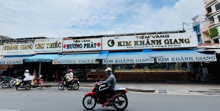  Các tiệm vàng ở chợ Thiếc vẫn mở bán, nhưng vắng khách. Ảnh: ĐÌNH DƯ 