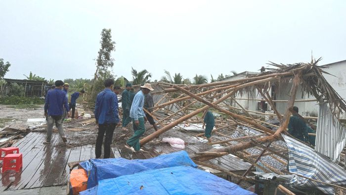  Lực lượng chức năng xã Đá Bạc giúp dân hỗ trợ khắc phục hậu quả mưa dông kèm lốc xoáy 