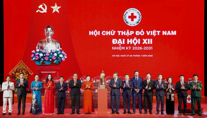  Tổng Bí thư, Chủ tịch nước Tô Lâm tặng Tượng Bác Hồ cho Hội Chữ thập đỏ Việt Nam. Ảnh: VIẾT CHUNG 