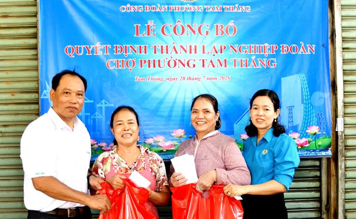  Tặng quà hỗ trợ cho các công đoàn viên là tiểu thương khó khăn 