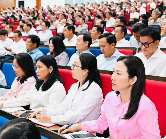  Học viên lớp bồi dưỡng, cập nhật kiến thức, kỹ năng, tham dự hội nghị đối thoại. Ảnh: VIỆT DŨNG 