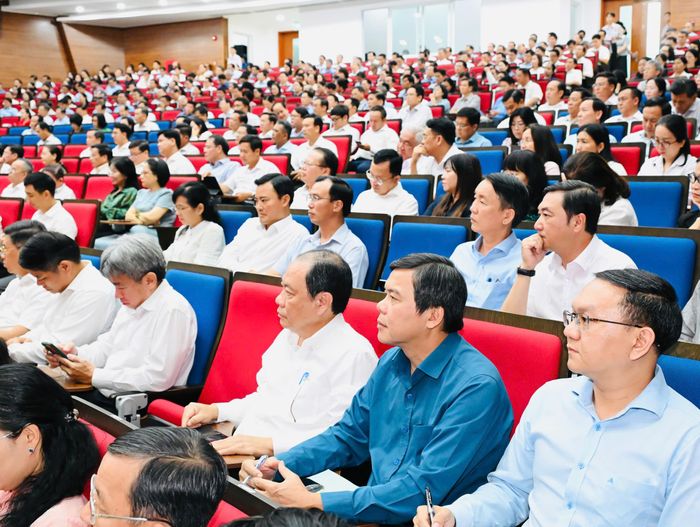  Học viên lớp bồi dưỡng, cập nhật kiến thức, kỹ năng, tham dự hội nghị đối thoại. Ảnh VIỆT DŨNG 