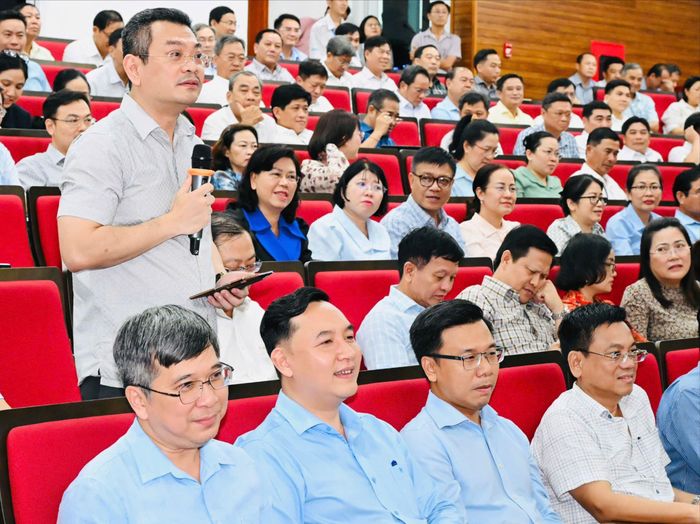  Đồng chí Hoàng Minh Tuấn Anh, Bí thư Đảng ủy, Chủ tịch HĐND phường Tân Hưng, nêu ý kiến tại buổi đối thoại. Ảnh: VIỆT DŨNG 
