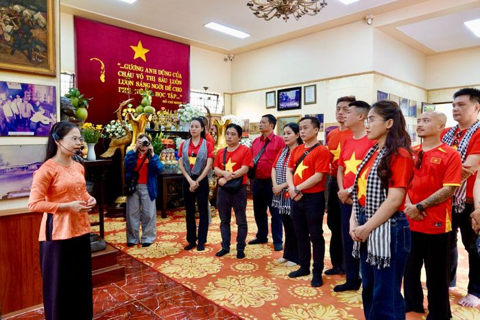  Các ca sĩ, nhạc sĩ trẻ nghe thuyết minh viên giới thiệu, thông tin, về cuộc đời, sự nghiệp hoạt động cách mạng anh dũng, kiên trung, bất khuất của Anh hùng Lực lượng vũ trang nhân dân Võ Thị Sáu. Ảnh: THÚY BÌNH 