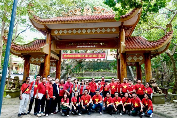  Đoàn Hội Âm nhạc TPHCM chụp ảnh kỷ niệm tại Đền liệt sĩ căn cứ Minh Đạm. Ảnh: THÚY BÌNH 