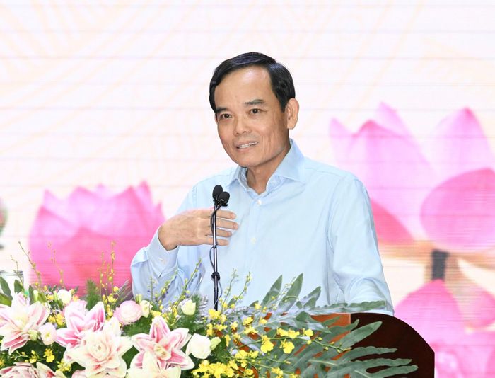  Bí thư Thành ủy TPHCM Trần Lưu Quang trả lời kiến nghị của địa phương về tình trạng thiếu giáo viên. Ảnh: VIỆT DŨNG 