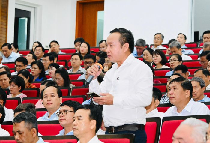  Bí thư Đảng ủy, Chủ tịch HĐND xã Dầu Tiếng Nguyễn Đình Khánh đặt câu hỏi tại buổi đối thoại. Ảnh: VIỆT DŨNG 