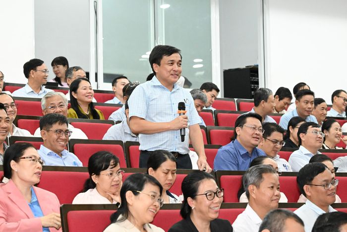  Chủ tịch UBND phường Bình Tân Nguyễn Văn Sử đặt câu hỏi về tình trạng thiếu giáo viên cho năm học 2026-2027. Ảnh: VIỆT DŨNG 
